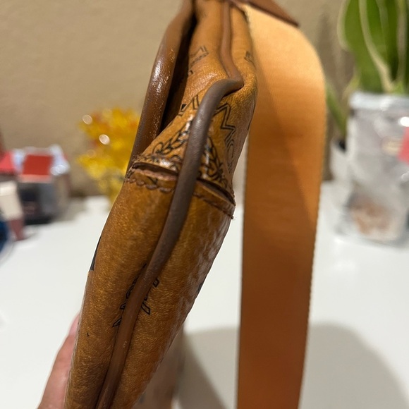 MCM COGNAC VISETOS MESSENGER BAG - Picture 5 of 16